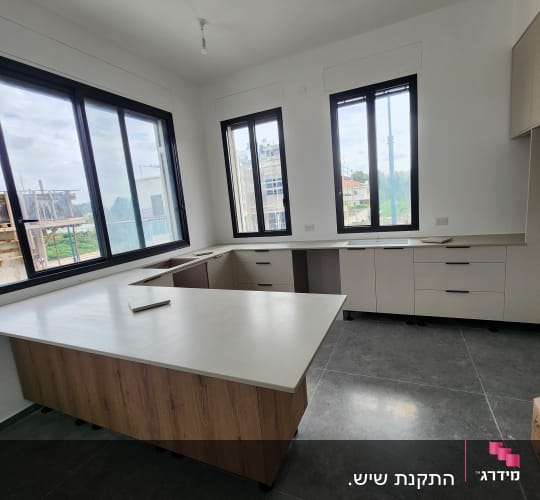 משטחי עבודה במטבח עם חלונות גדולים